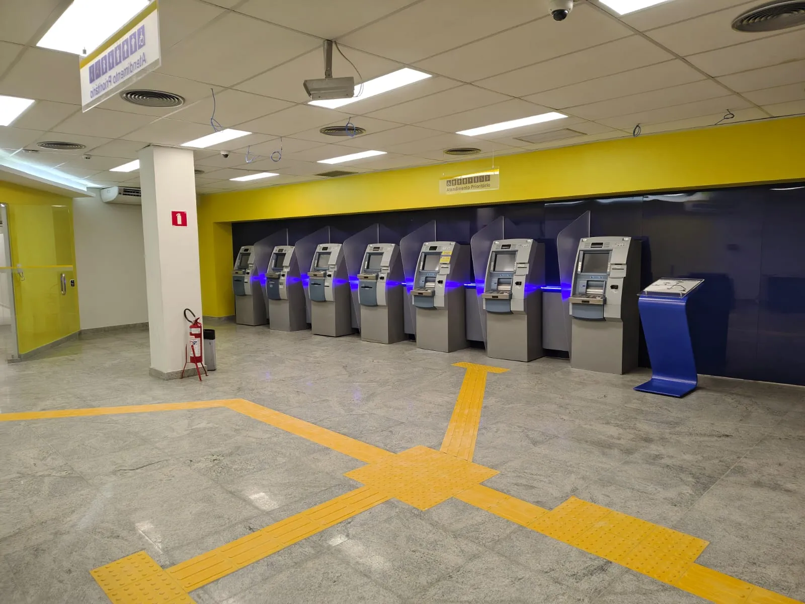 Detalhe de área comum da agência reformada