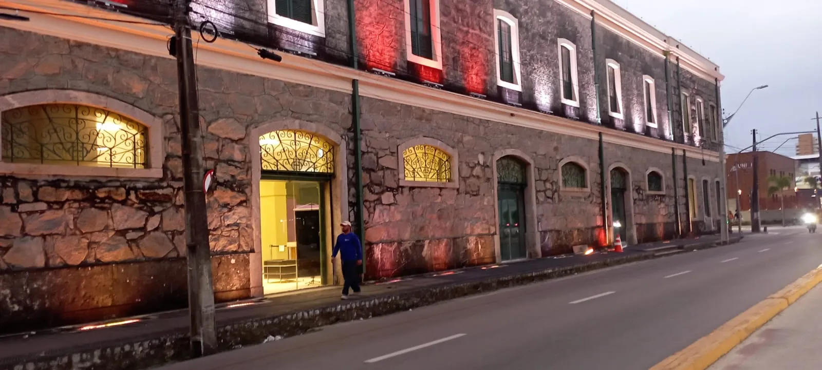 Detalhe da instalação técnica na fachada da CAIXA Cultural Fortaleza