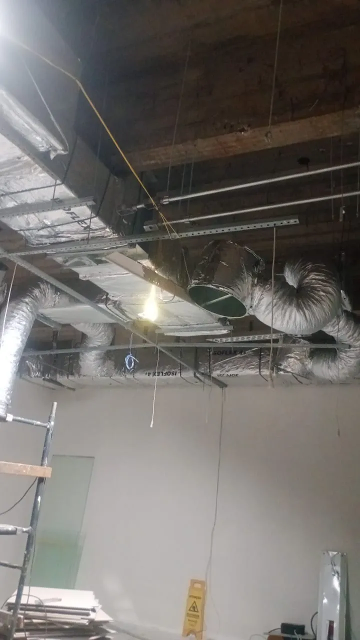 Detalhe de espaço corporativo reformado