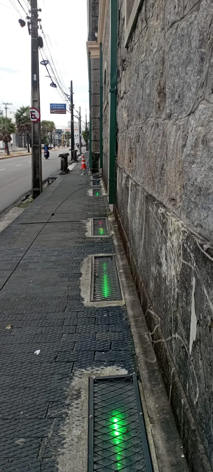 Iluminação LED verde ao longo da calçada do edifício histórico