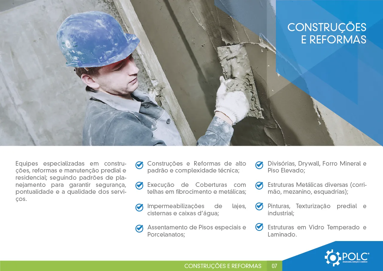 Pedreiro POLC aplicando reboco em obra com EPI azul