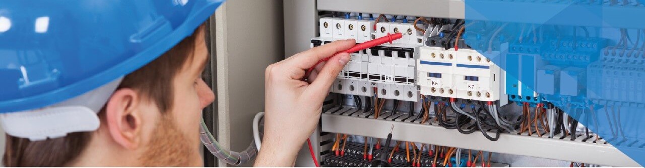 Técnico POLC realizando manutenção em painel elétrico predial