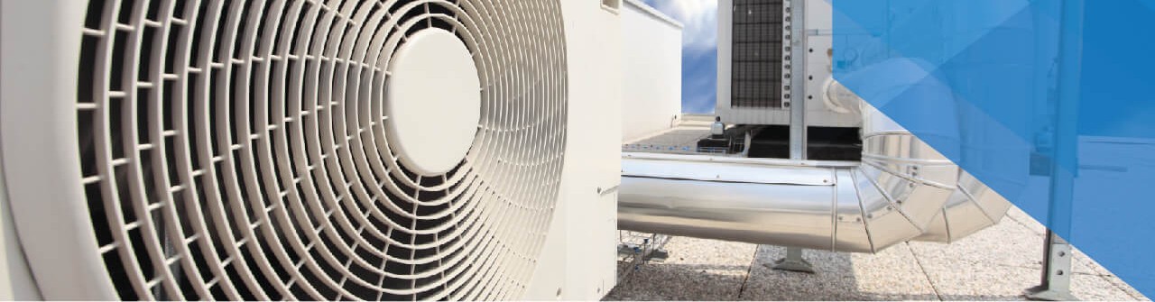 Unidade condensadora de sistema de climatização instalada pela POLC em fachada predial