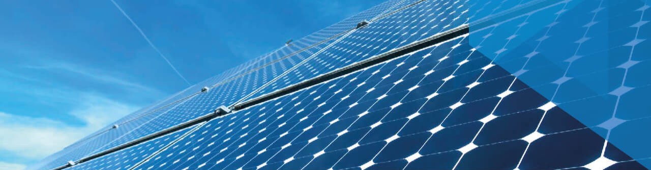 Painéis fotovoltaicos instalados pela POLC sobre cobertura predial sob céu azul