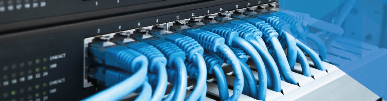 Rack de cabeamento estruturado e fibra óptica instalado pela POLC em ambiente corporativo