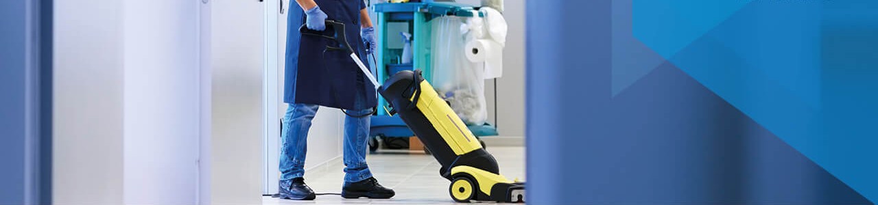Profissional POLC realizando limpeza especializada com máquina em ambiente corporativo