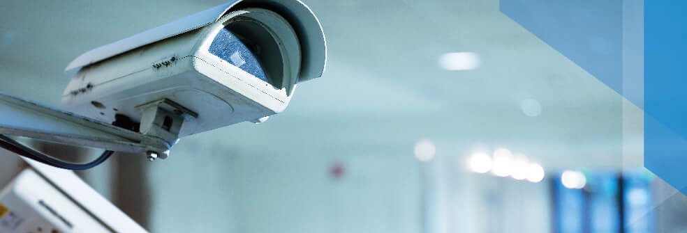 Câmera CFTV instalada pela POLC em ambiente corporativo para monitoramento de segurança